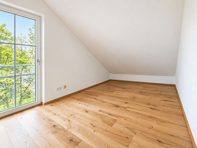 Schöne DG-Wohnung mit Einbauküche im Herzen Haar's – Schlafzimmer Südost