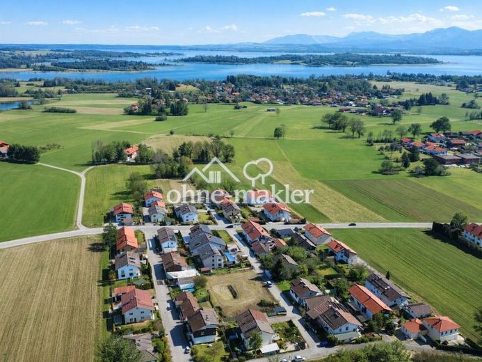 Grundstück für ein genehmigtes Einfamilienhaus 500Meter Luftlinie zum Chiemsee – Foto 1