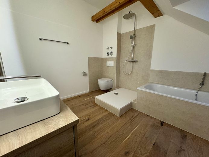 Lutherstraße: 2-Zimmer-Maisonette, fugenloses Bad, tolle Aussicht, Nobilia EBK – Badezimmer II
