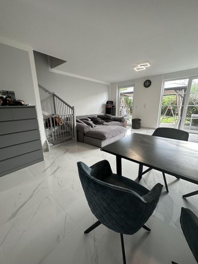 Frisch renoviertes Reihenendhaus mit Gartenparadies & XL-Terrasse – Wohnzimmer