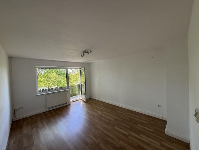 Wohnzimmer mit Balkonzugang