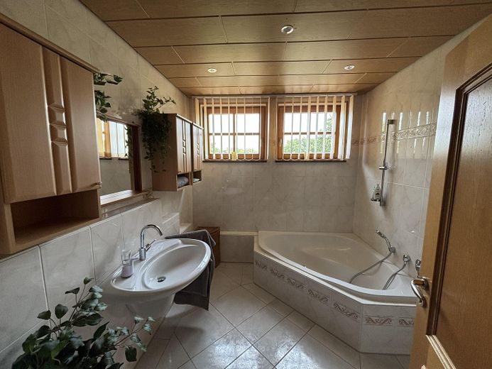 Versatile space wonder in a quiet prime location: your new home or a smart investment! – DG Bad