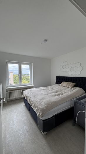 Appartement de 3 pièces à Maintal-Bischofsheim : balcon avec vue sur la skyline, cuisine équipée et garage – Photo 8