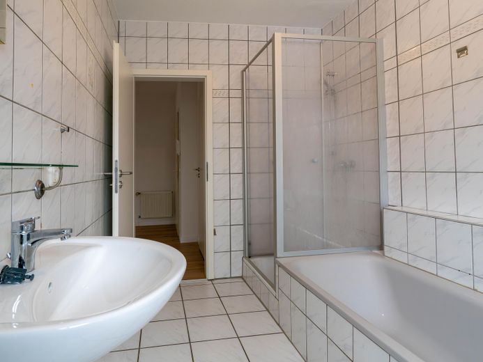 Bad mit Dusche und Badewanne