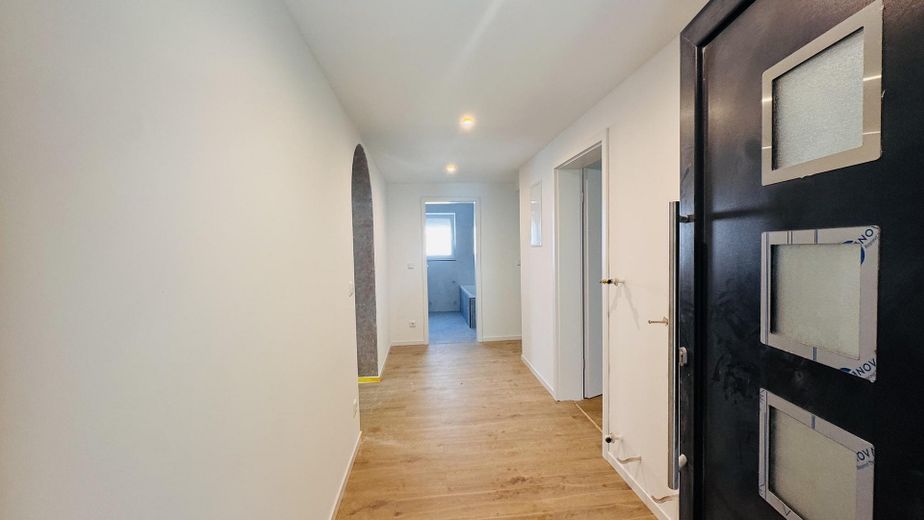 NO COMMISSION: Two-family house in a family-friendly location in Coburg-Scheuerfeld. Available immediately. – Geräumiger Flur im EG