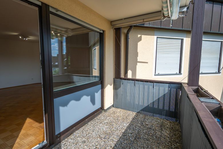 Lichtdurchfluteter Wohnkomfort in Uni-Bestlage – 90 m² mit 3 Balkonen & TG-Stellplatz – Balkon Wohnzimmer Grünanlage