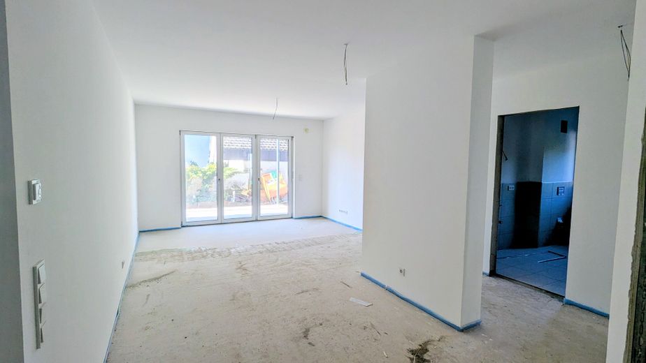 Yeni binada zemin katta 4 odalı daire, ilk kullanım, teras + bahçe, ankastre mutfak, Wallbox donanımlı kapalı otopark yeri – Wohnen / Essen