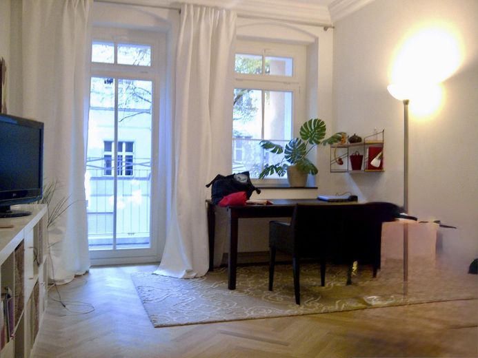 Energieeffiziente Altbauwohnung in Berlin Friedrichshain provisionsfrei, bezugsfrei – grösseres Zimmer