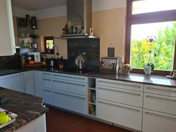 Prämierte Architektenvilla mit Pool & ELW in Pfarrkirchen: Nur ~200€ Energiekosten (Klasse A)! – Küche EG
