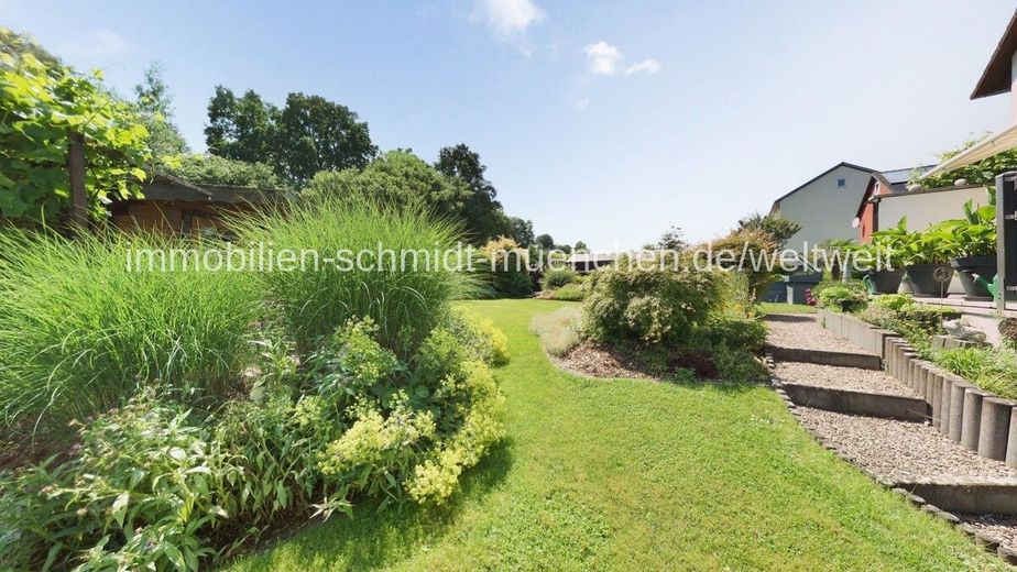 Großzügiges Zweifamilienhaus in Fuldatal - Perfekt für große Familien &amp; Mehrgenerationen – Gartenansicht
