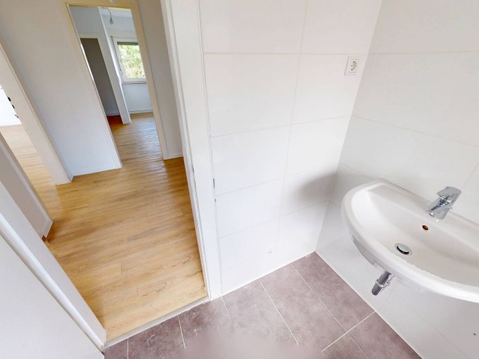 Uw vakantiegeld – 2 netto koude huren cadeau! Groot 3-kamerappartement met BALKON en op loopafstand van de Main-oever – Ansicht II: Bad
