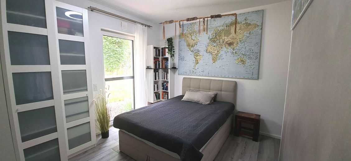 RESERVIERT  Moderner Neubau-Bungalow  mit pflegeleichtem Garten – Zimmer 1