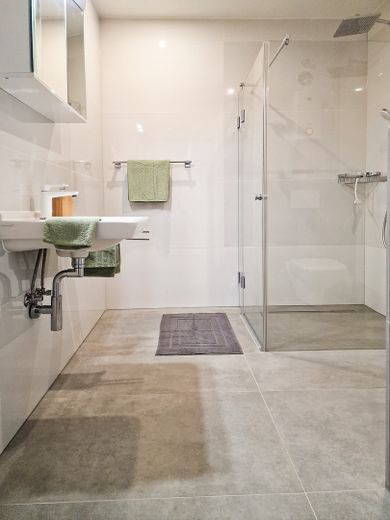 Badezimmer ebenerdige Dusche 