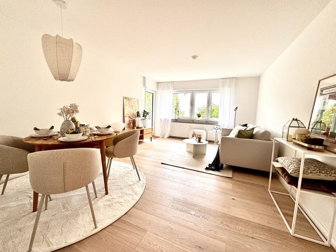 شقة ساحرة من 3 غرف: أول سكن بعد تجديد أنيق – Wohnzimmer - echtes Foto
