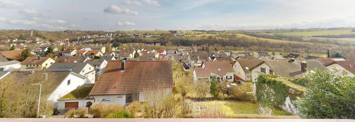 Freistehendes Einfamilienhaus in Hanglage mit wunderschöner Aussicht über Neudenau-Herbolzheim – Aussicht Ost