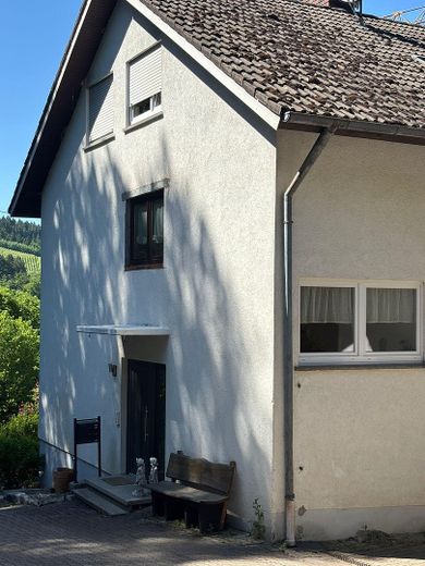 Attraktive Immobilie inmitten der Weinberge von Bottenau – Hausansicht Seite