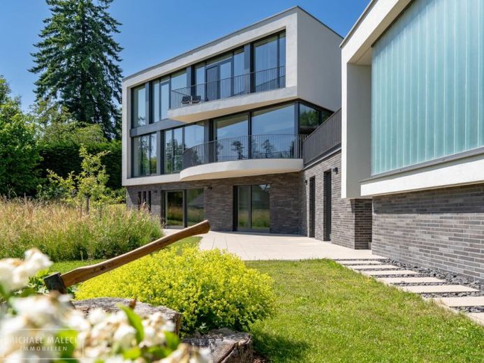 Seelenberg – Villa mit freiem Feldberg-Panorama und hoher Privatsphäre – Foto 1