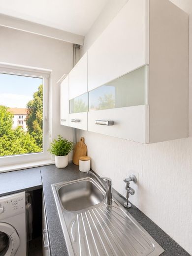 Luminoso apartamento de 3 habitaciones con balcón y vistas al jardín – Küche