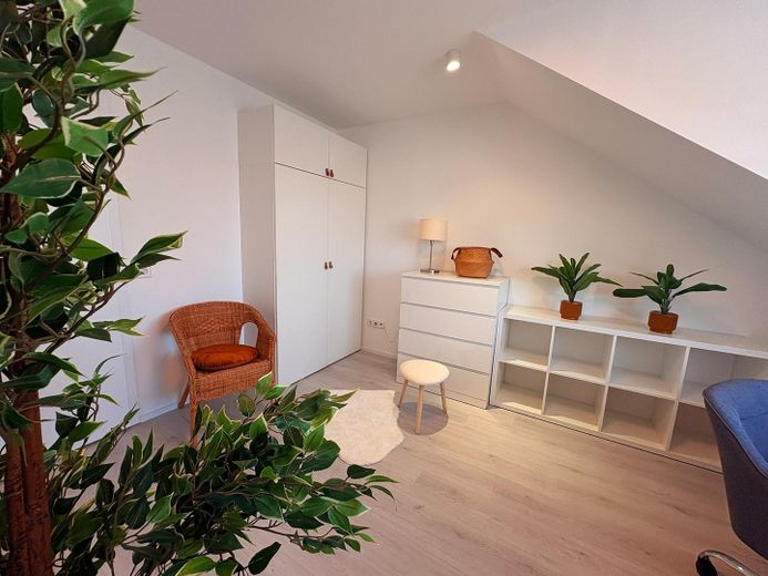 Moderne 3,5-Zimmer-Maisonette möbliert mit Heimkino, Wallbox & Klimaanlage – DG: Arbeitszimmer