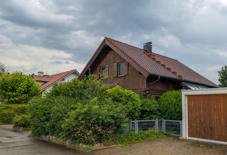 Ruhige Lage, charmantes Einfamilienhaus in kanadischer Rot-Zeder-Bauweise mit großem Garten – Foto 9