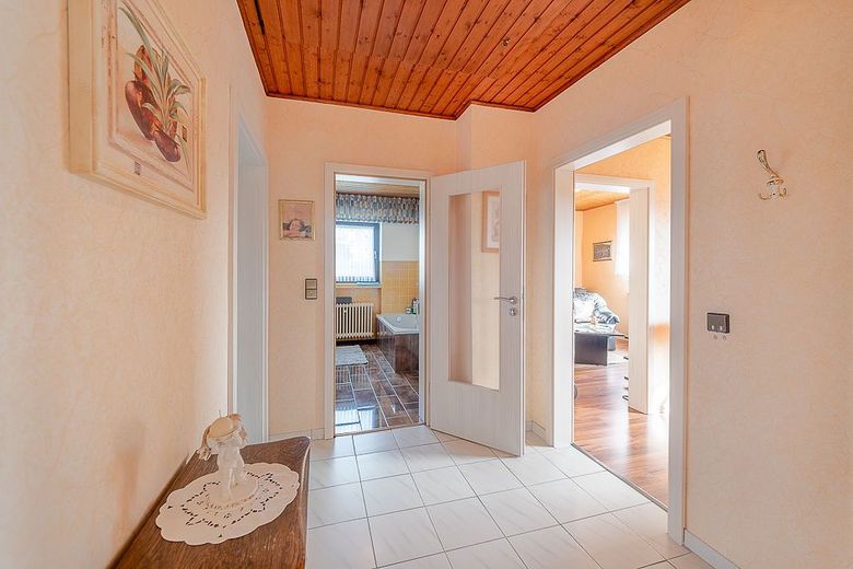 Sommer in Ihrem neuen Zuhause - Bungalow mit Terrasse - Balkon - Garage und viel Garten in Krunkel – Flur