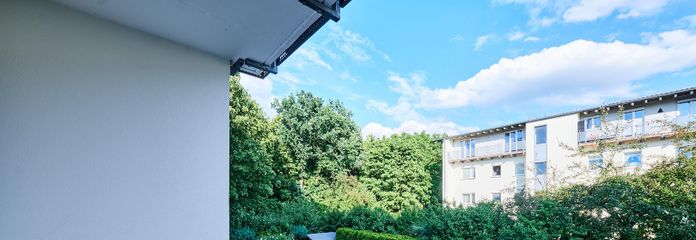 Helle 3 Zimmer am Waldstreifen — Balkon, TG-Stellplatz, bezugsfrei & provisionsfrei – Südost-Balkon ins Grüne
