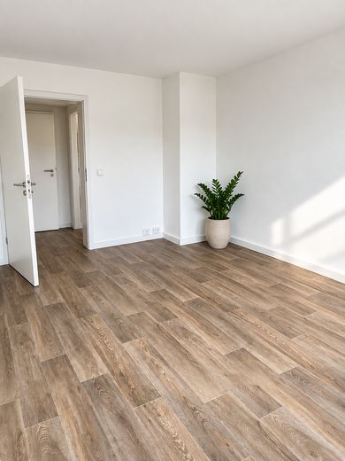Appartamento di 3 locali completamente ristrutturato con ampio balcone e splendida vista a Thum – Referenzfoto Schlafzimmer