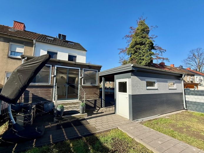 Bönen: Kernsaniertes Zechen-Eckhaus mit großem Garten und riesigem Carport! – Rückansicht