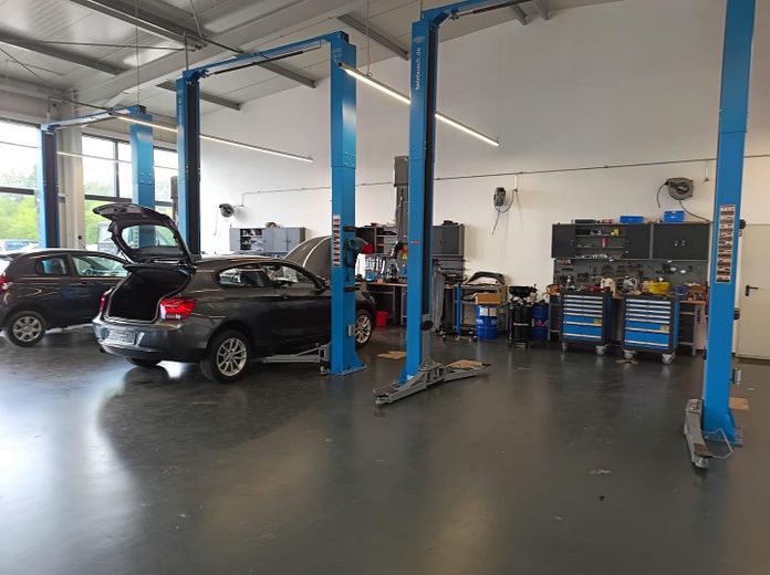Komplett ausgestattete Kfz-Werkstatt mit Hebebühnen zu vermieten – Foto 3