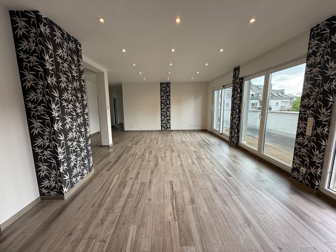 Provisionsfreies Traumhaftes Penthouse mit privater Dachterrasse und Fahrstuhl direkt in die Wohnung – Wohnzimmer