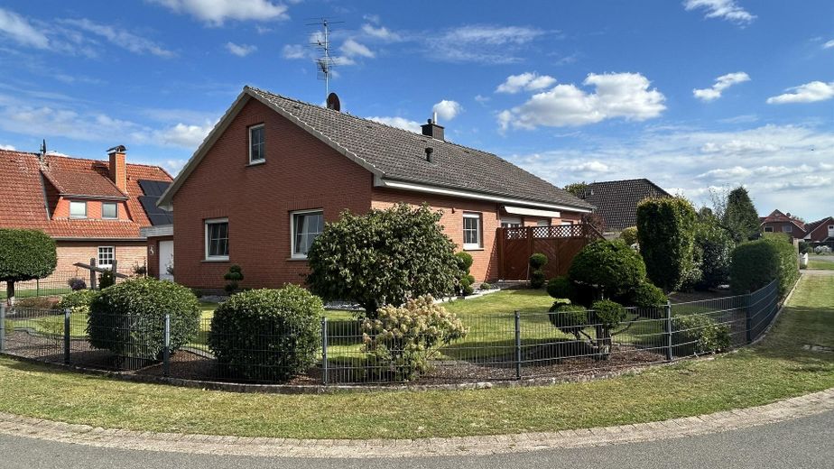 Zadbany dom jednorodzinny w Dörverden-Westen z dużym ogrodem, piwnicą i garażem – Straßenansicht