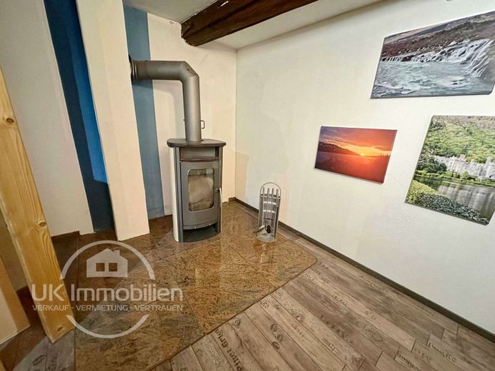 Saniert + Charmant! 1-2-Familienhaus im Hofreitenstil in MKK-Neuberg + Flexibel 5-8-Zimmer möglich! – Kamin
