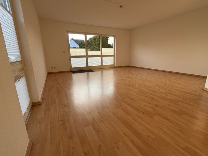 झील के किनारे शांत आवास: 17111 Sommersdorf में बगीचे वाला सुंदर पंक्ति-घर – Wohnzimmer ohne Möbel