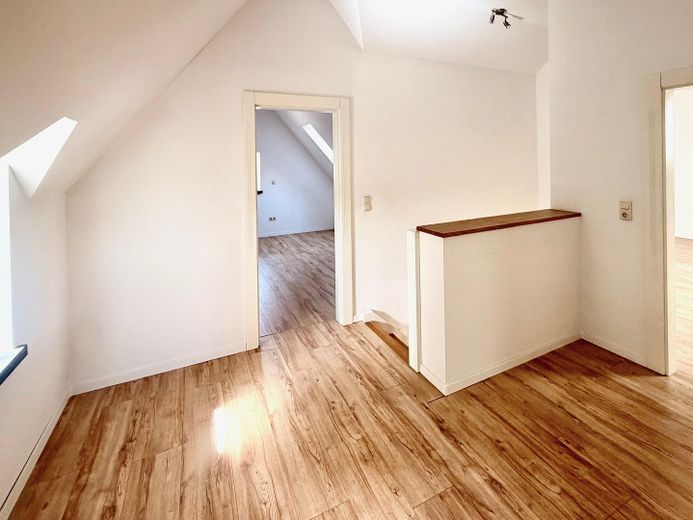 PROVISIONSFREI * HISTORISCHER CHARME & NEUBAUKOMFORT * A+ EFFIZIENZ * BAUERNHAUS AUF HOFANLAGE – Blick in ein Zimmer im OG