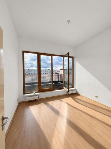 Poddasze z tarasem o powierzchni ok. 28 m² na całej szerokości, 3 pokoje, kilka minut do dworca – Zdjęcie 3