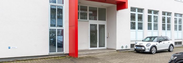 Parkplatz und Eingangsbereich