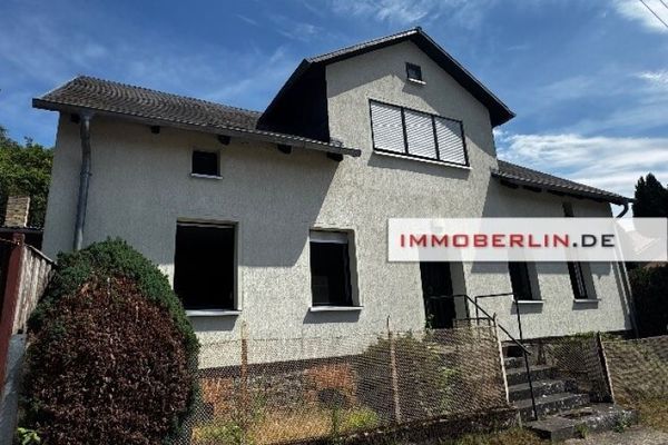 IMMOBERLIN.DE - Casa unifamiliare/bifamiliare con edifici accessori e potenziale in posizione rurale vicino al lago