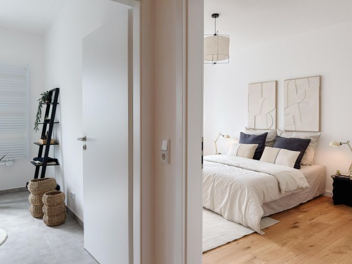 Frankfurt vor der Haustür: hochwertige 84-m²-Wohnung mit Balkon im stilvollen 3-Parteien-Haus – Schlafzimmer und Badbezug