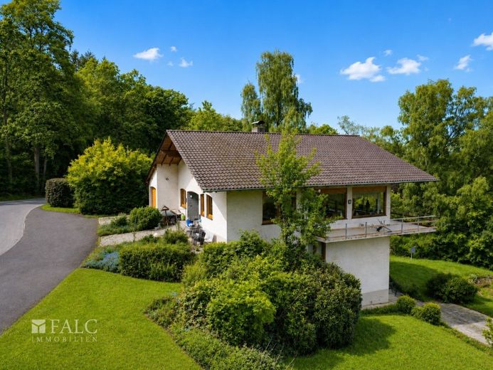 Großzügiges Landhaus mit separaten Apartmentbereichen – Seitenansicht