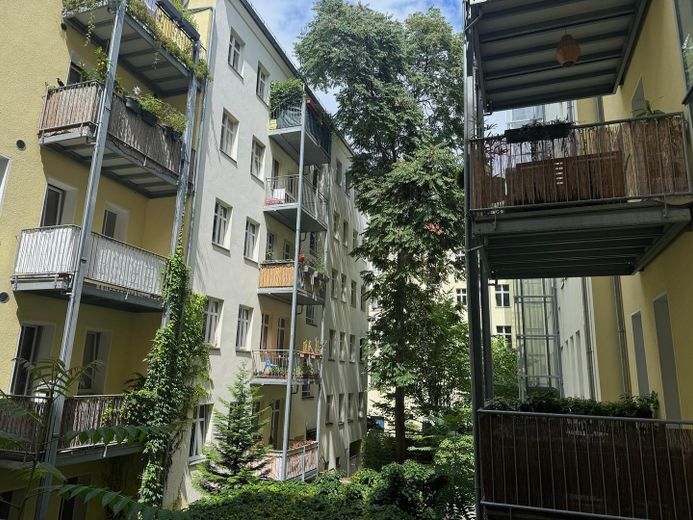 Energieeffiziente Altbauwohnung in Berlin Friedrichshain provisionsfrei, bezugsfrei – Balkon - Blick zum Innenhof