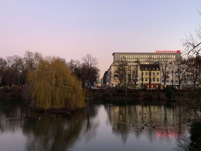 Ruhiges Büro mit 2 Zimmern, Küche, Bad und Dachterrasse am Schwanenspiegel – Objektansicht