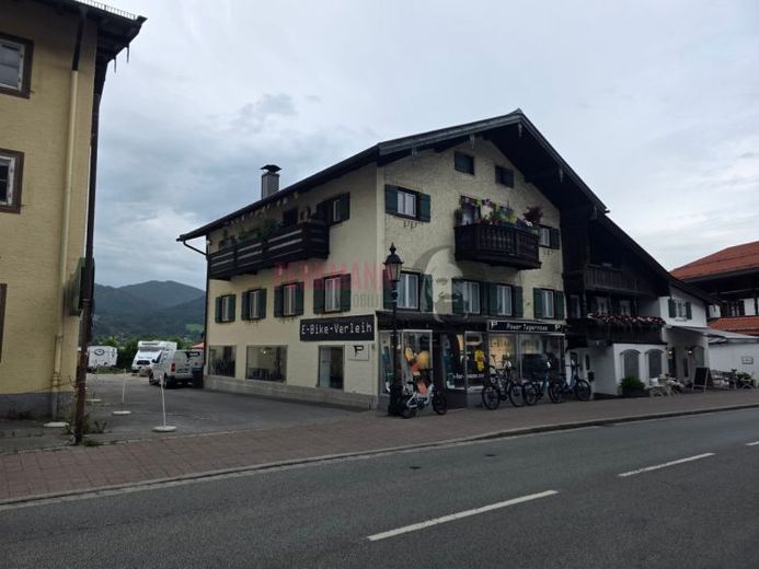 Historisches Wohn- und Geschäftshaus aus dem Jahr 1850 in begehrter Lage am Tegernsee – Foto 1