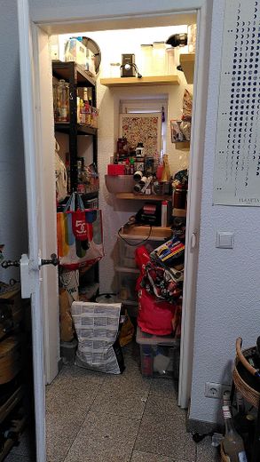 Großzügige Wohnung mit Hinterhof-Terrasse in Bahnhofsnähe – Blick in die Speisekammer