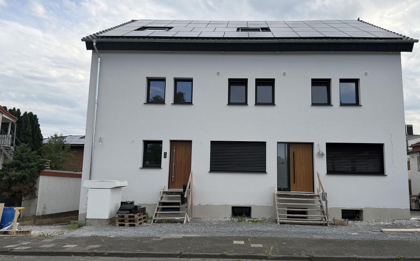Moderne 4-Zimmer-Wohnung mit großer Dachterrasse, Einbauküche und Stellplatz – Aktuelle Hausansicht