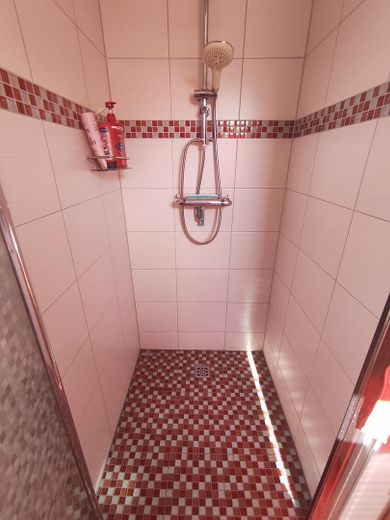 neuwertige smarte Stadtvilla in Bernau bei Berlin ideal für Familien – Dusche Gästebad