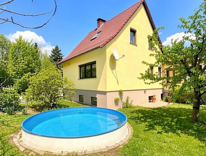 Energieeffizienzhaus A - provisionsfrei - Angebotspreis 61.000 EUR unter Verkehrswertgutachten – seitliche Ansicht mit Swimmingpool - (KI generiert)