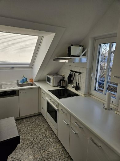 Appartamento arredato di 2 locali con balcone, posto auto TG e WLAN – ideale per expat – Separate helle Küche