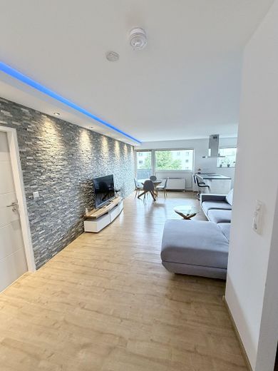Vivienda moderna con balcón y plaza de aparcamiento en garaje subterráneo cerca del Rin – Wohnbereich