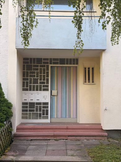 Stuttgart-Büsnau’nun en iyi konumunda çok yönlü çok aileli ev! Hemen taşınmaya hazır ve komisyonsuz! – Eingang