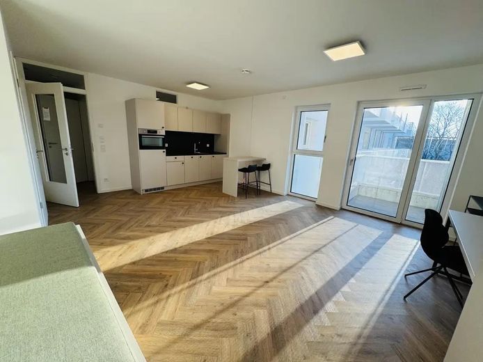 Neubau! 1-Zimmer möbliert mit EBK + Balkon + Abstellkammer + Waschmaschinenanschluss in Adlershof! – Wohn-/Schlafzimmer